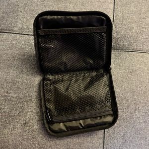 💜 Black Electronics / Earbud Case